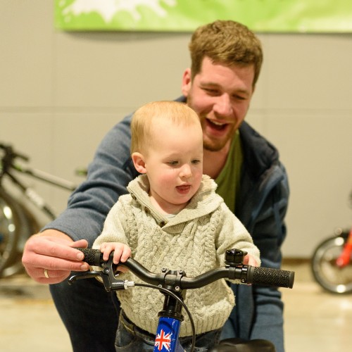 Vader en kind op het kinderfietsparcours Fiets en Wandelbeurs
