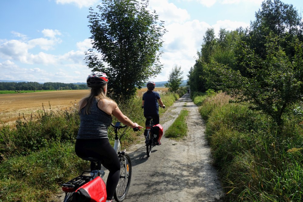 Fietsen langs de velden op de Iron Curtain Trail