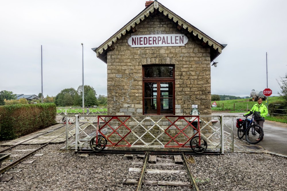 Het stationnetje van Niederpallen. Veel fietspaden in Luxemburg lopen over oude spoorwegen.
