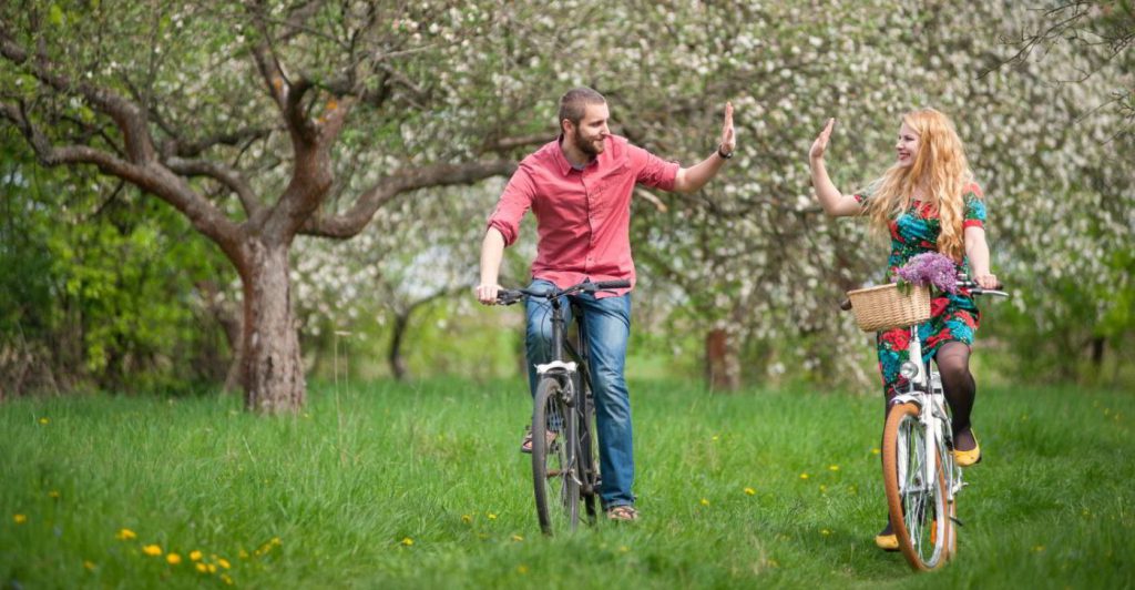 Stelletje geeft high-five op de fiets