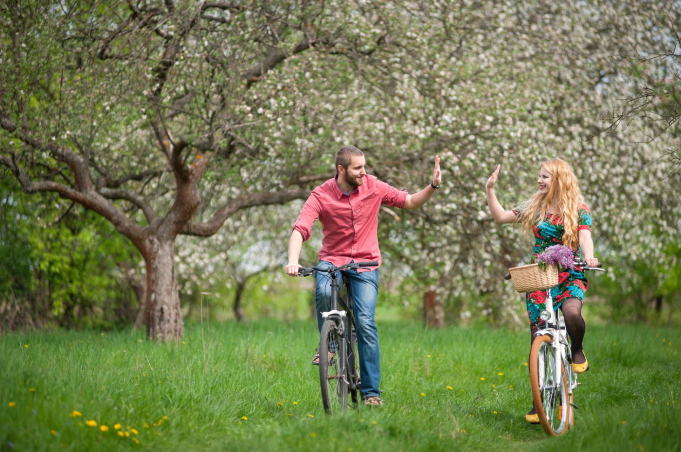 Fotowedstrijd: stel op de fiets geeft elkaar een high-feve