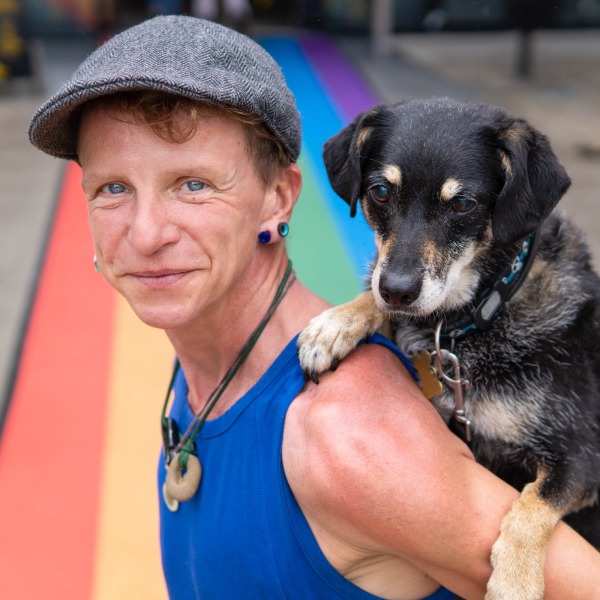 Eus van der Grift mnet zijn hond Amma