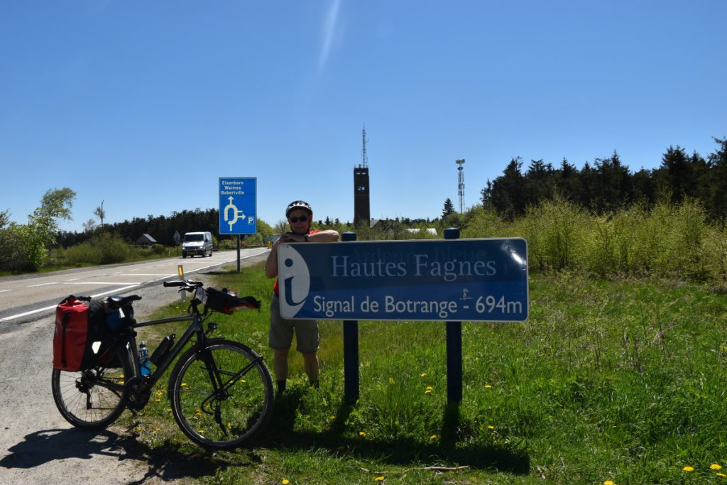 Ronny Van Hee al fietsend door België bij Signal de Botrange