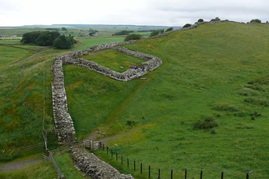 De Muur van Hadrianus slingert door het Noord-Engelse landschap