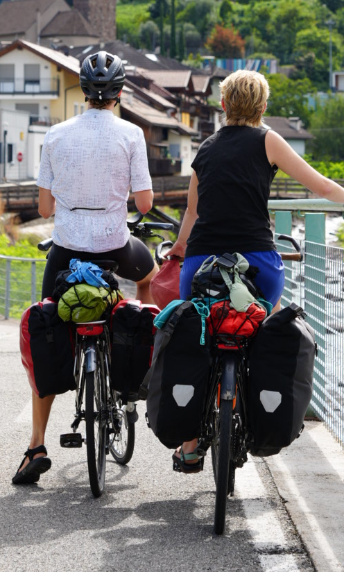 Stel jonge vakantiefietsers op pad