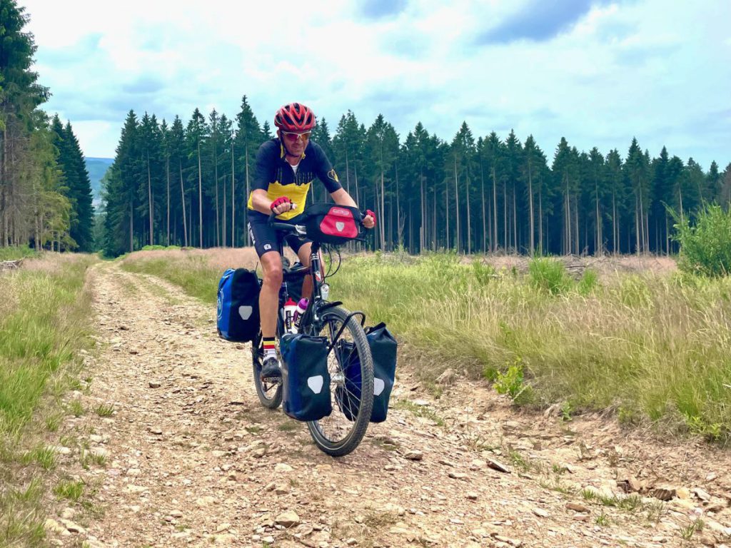 Flip van Doorn op een gravelweggetje tijdens zijn Ronde van België