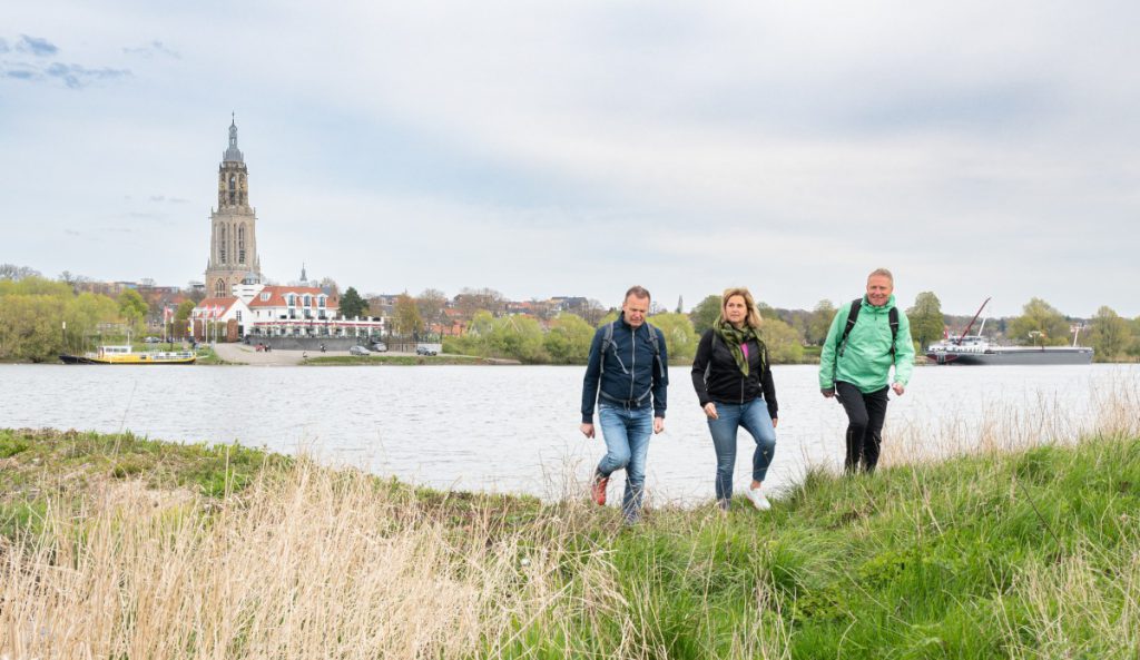 Betuwepad, op de dijk tegenover Rhenen