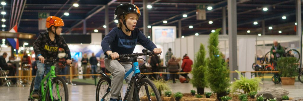 Rondjes rijden op het kinderfietparcours