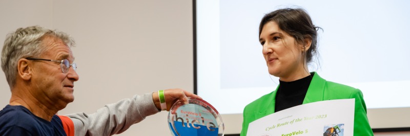 Uitreiking van de award Fietsroute van het Jaar 2023 aan Charlotte Massagé, coördinator EuroVelo 5 België
