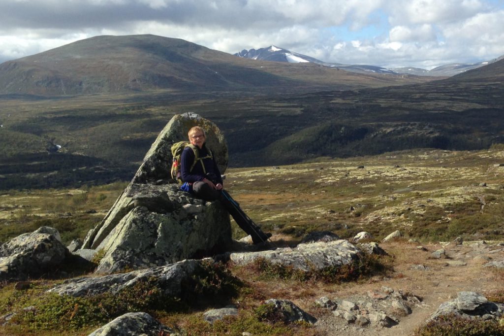 Ria Warmerdam, zitten op een rots in Noorwegen
