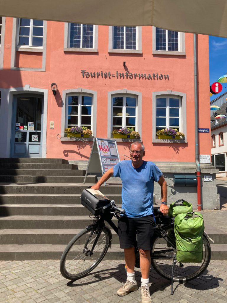 Bert  Sitters is reisjournalist op de fiets en fietsroutemaker. 