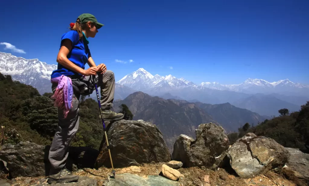 Tourist bewondert het landschap in Nepal