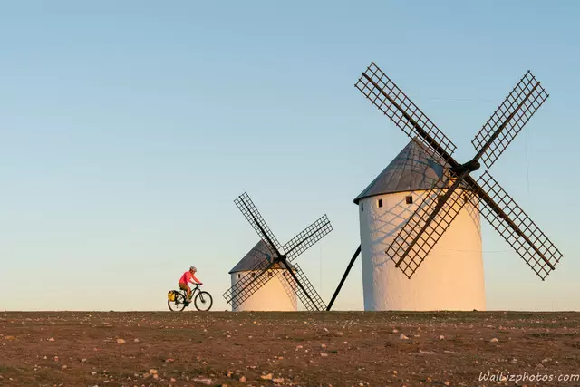 Fietser in Spanje met op de achtergrond de bekende Spaanse windmolen