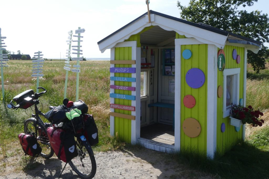 Jan Schlaman neemt je mee op een fietsroute die Nils Holgersson volgt op de rug van de gans Maarten, van de Oostzee en naar het eiland Öland