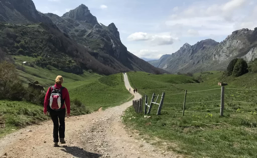 Wandelaar op pad in Asturië