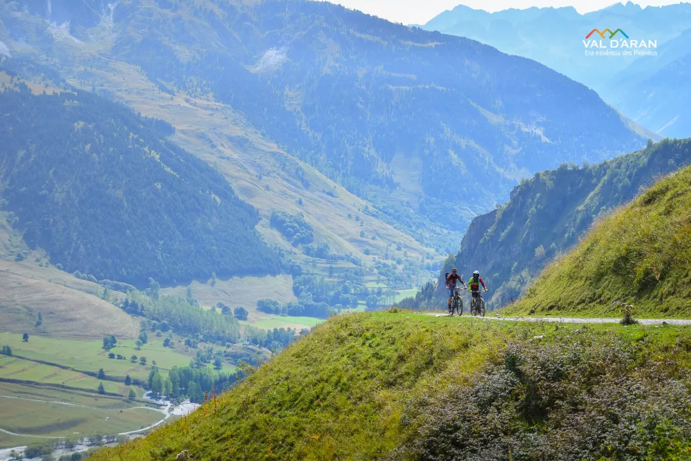 Fietsers in Val d'Aran in Catalonië