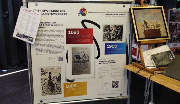 Een van de panelen van het Fietsers Museum