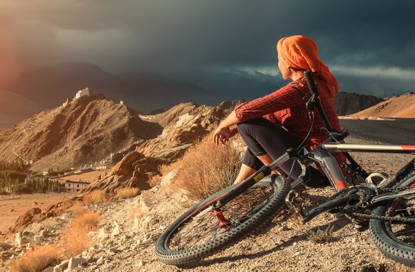 Fietsster geniet van de zonsondergang