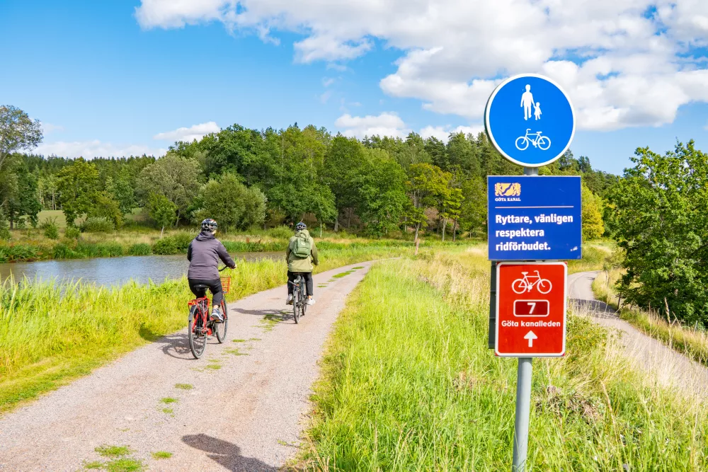Fietsen langs het Göta kanal in Zweden