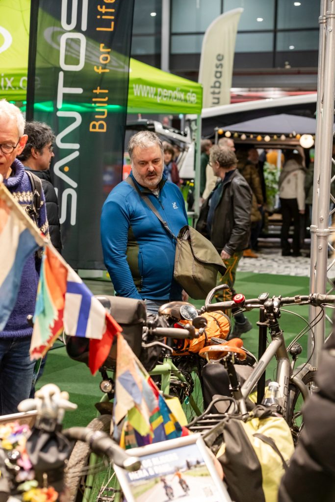 De reisfietsen van Santos trekken altijd veel bekijks