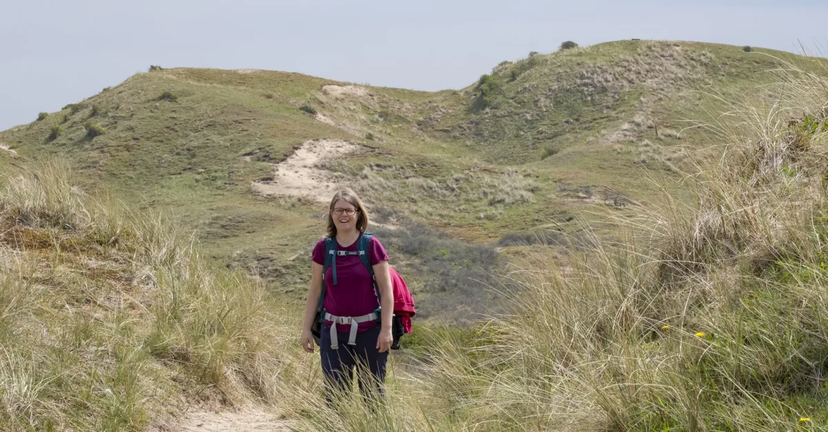 wandelaar in de duinen langs de Noord-Hollandse kust