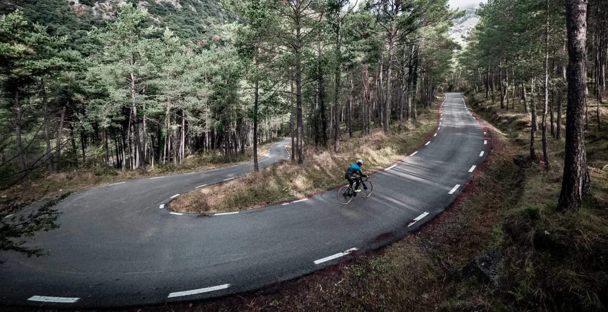 fietser in actie in de Catalaanse bergen in Bergueda