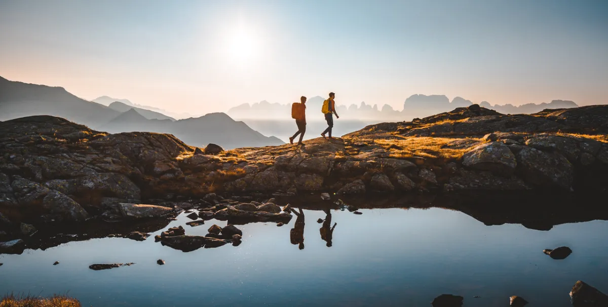 Wandelaars in de bergen in Trentino