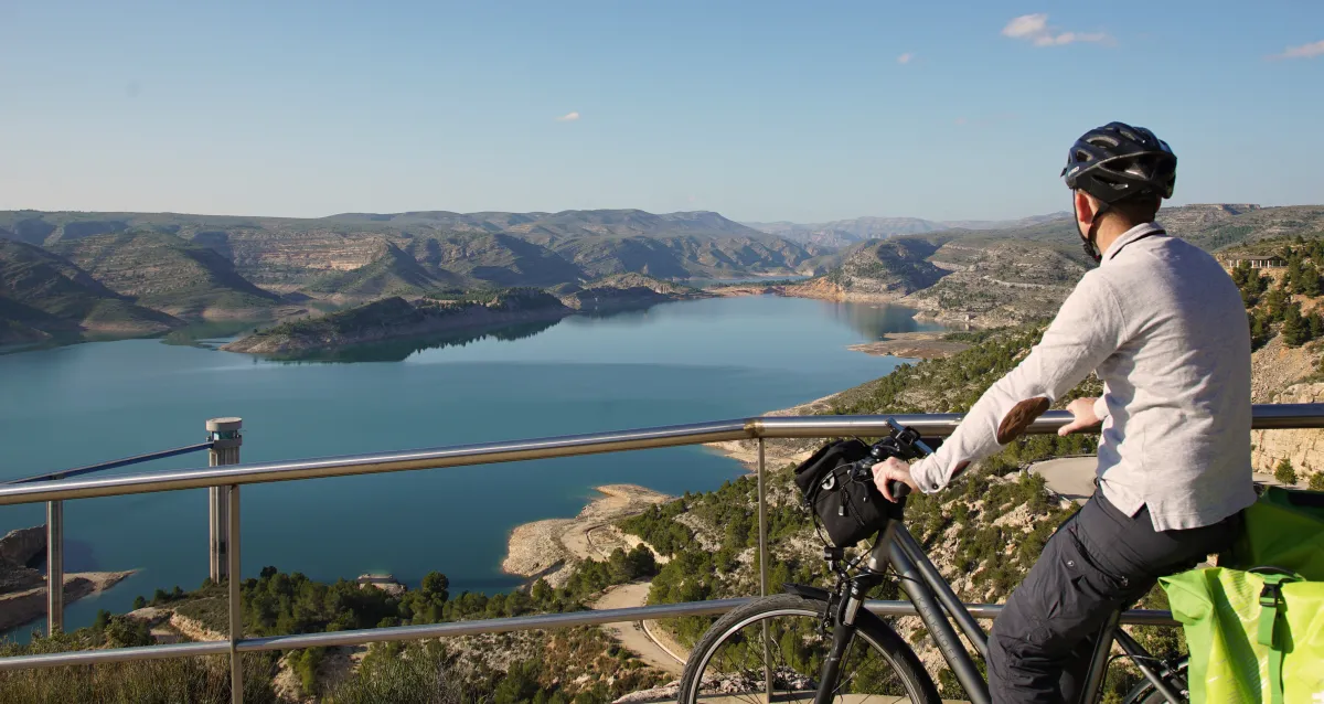 Fietser bewondert stuwmeer Tous