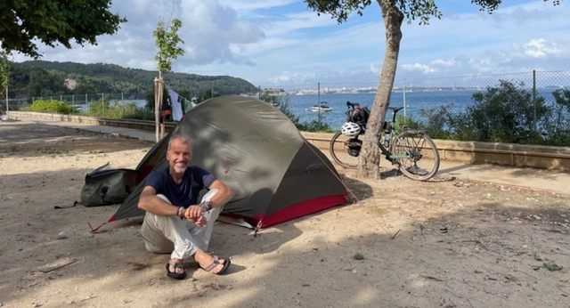 Vincent Hesselink voor zijn tentje
