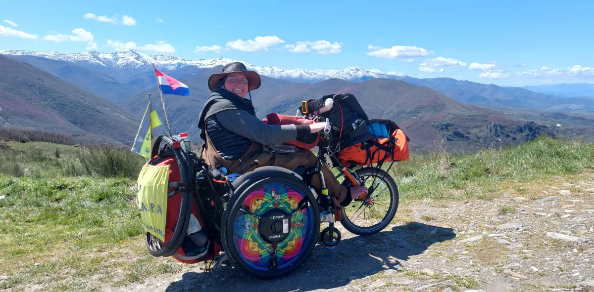 Laura Feenstra op pad door de bergen naar Santiago