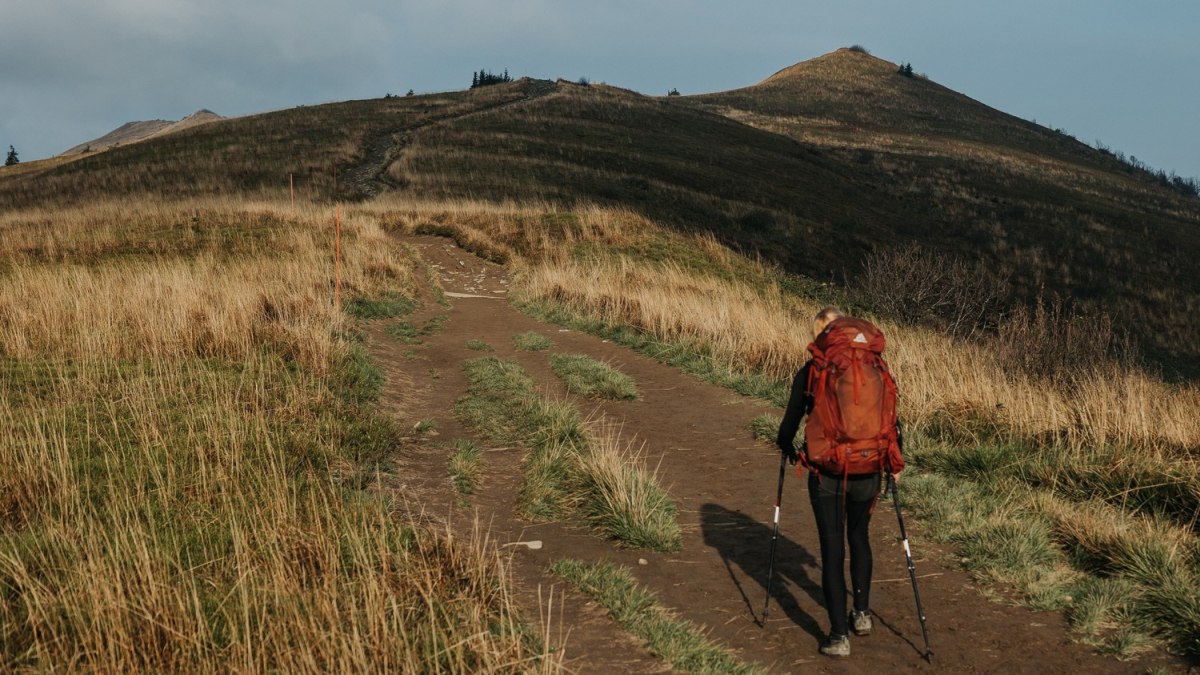Wandelaar op de Main Beskid Trail