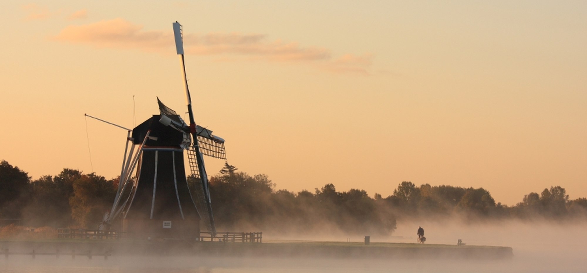 Molen en fietser in Nederland
