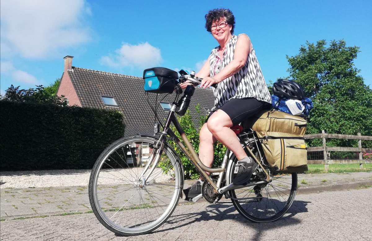 Anita Dirix op de fiets