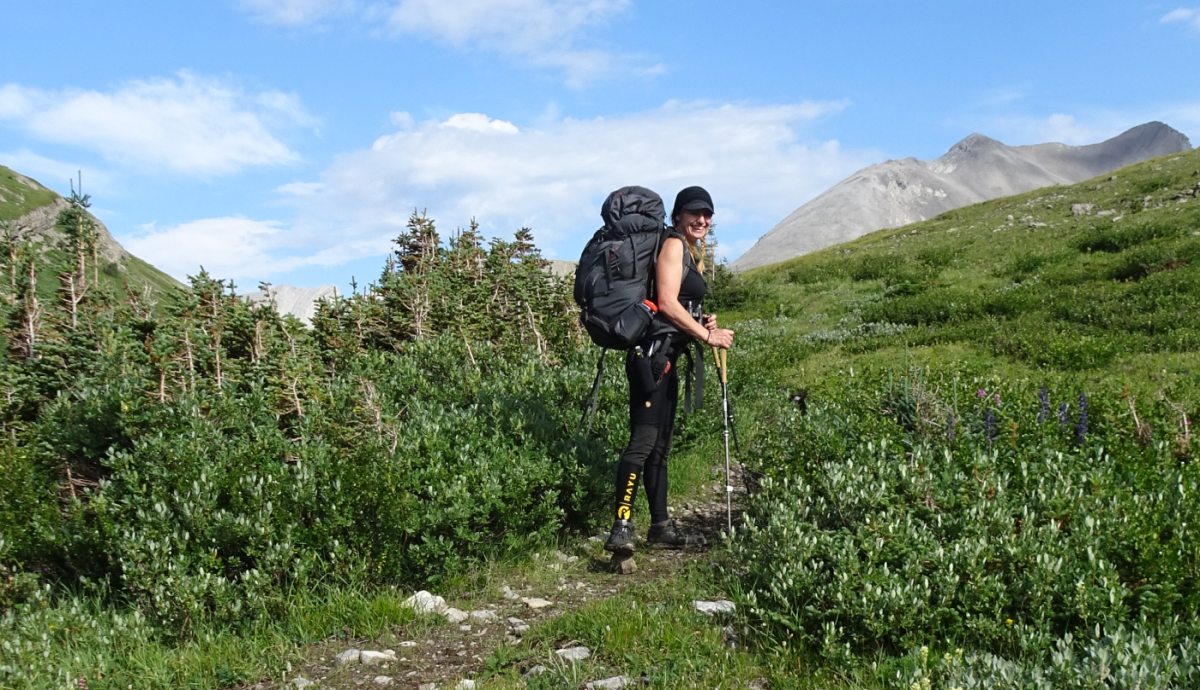 Rayu wandelt in de bergen