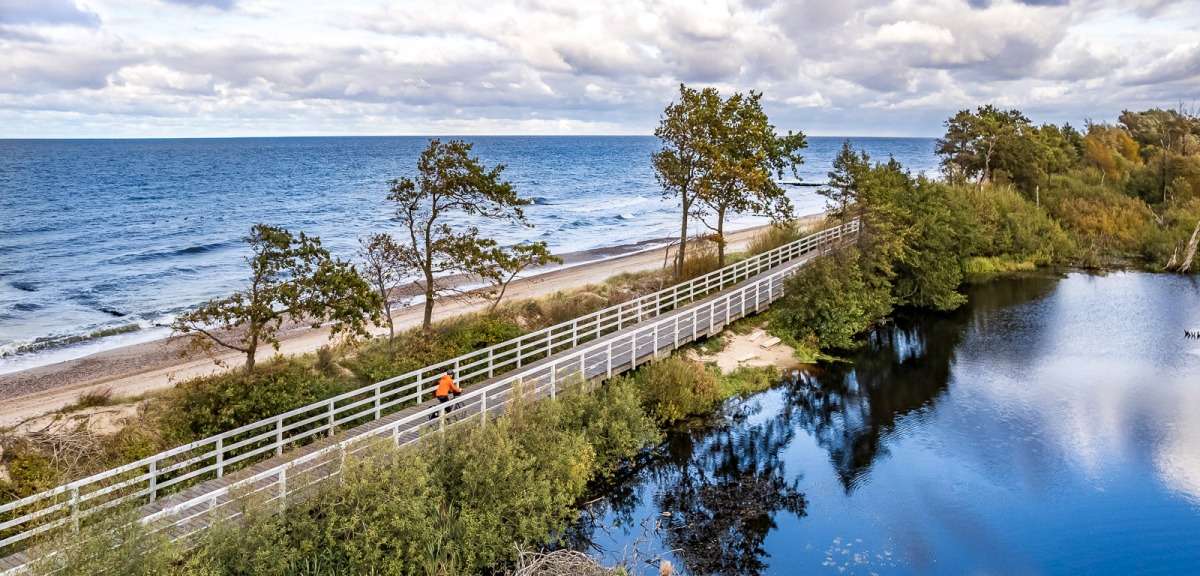 Fietser aan de kust van de Baltische Zee in Pommeren