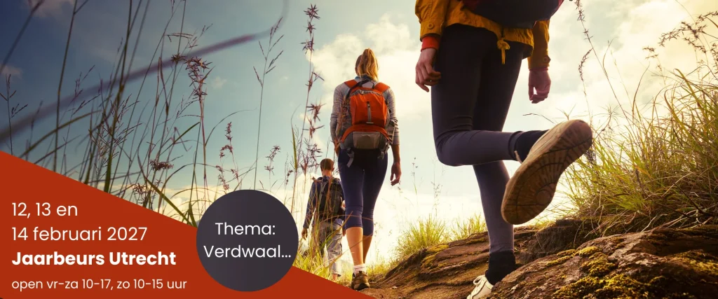 header fwb Utrecht, drie wandelaars lopen door het gras